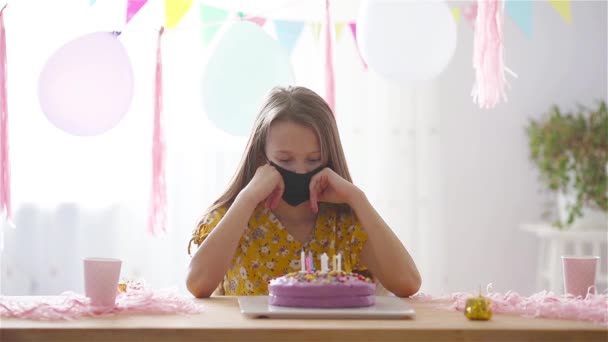 Chica caucásica mirando pastel de arco iris de cumpleaños. Fondo colorido festivo con globos. Fiesta de cumpleaños y el concepto de deseos . — Vídeos de Stock