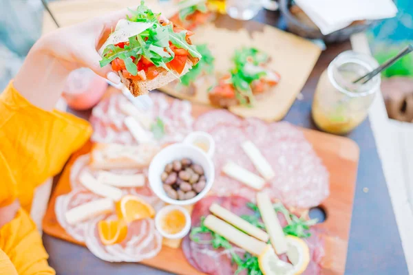 Frische Bruschettes, Käse und Fleisch auf dem Brett im Outdoor-Café mit herrlicher Aussicht in Manarola — Stockfoto