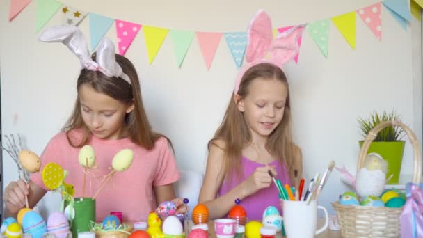 Veselé Velikonoce. Krásné malé děti nosí králičí uši o Velikonočním dni. — Stock video