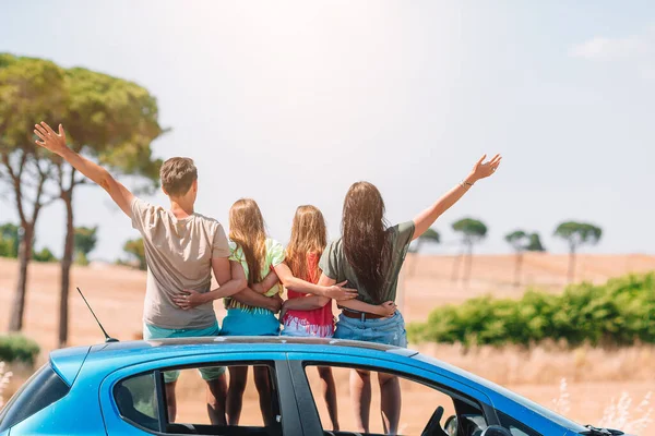 Viaggio in auto estivo e giovane famiglia in vacanza — Foto Stock