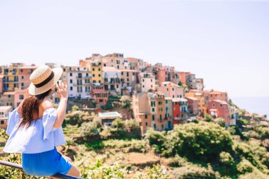 Avrupa 'nın ıssız sokaklarında yürüyen Kafkasyalı turist.