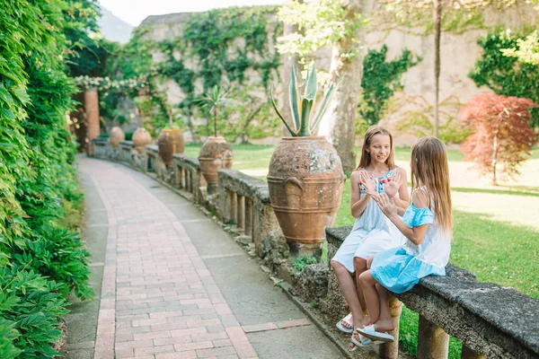 Sıcak ve güneşli bir yaz gününde, İtalya 'nın Positano şehrinde sevimli küçük kızlar. — Stok fotoğraf