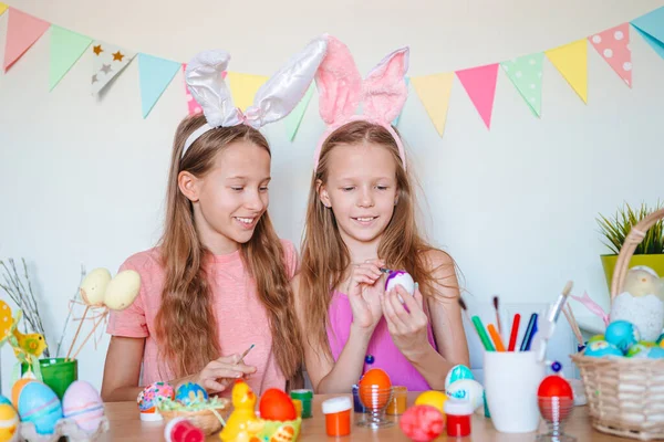 Frohe Ostern. Schöne kleine Kinder mit Hasenohren am Ostertag. — Stockfoto