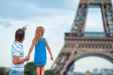 Küçük tatlı kız ve babası yaz tatili sırasında Paris 'te Eyfel Kulesi yakınlarında.