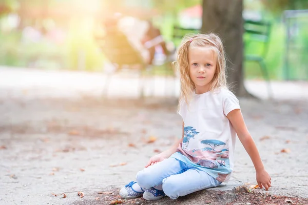 Adorable niña de moda al aire libre en los jardines de las Tullerías, París —  Fotos de Stock