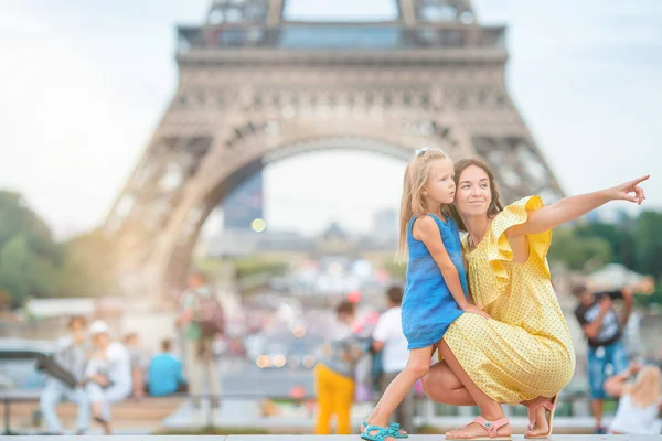 Niña adorable y su madre joven en París cerca de la Torre Eiffel durante las vacaciones de verano —  Fotos de Stock