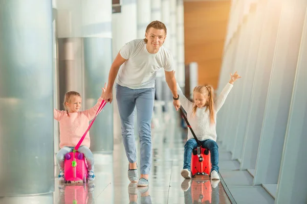 Familia feliz con dos niños en el aeropuerto se divierten esperando el embarque — Foto de Stock