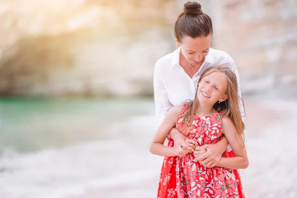Hermosa madre e hija en la playa disfrutando de vacaciones de verano. —  Fotos de Stock