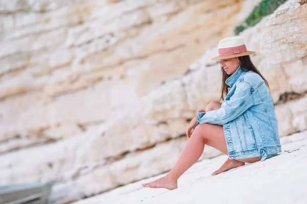 Frau liegt am Strand und genießt den Sommerurlaub mit Blick aufs Meer — Stockfoto