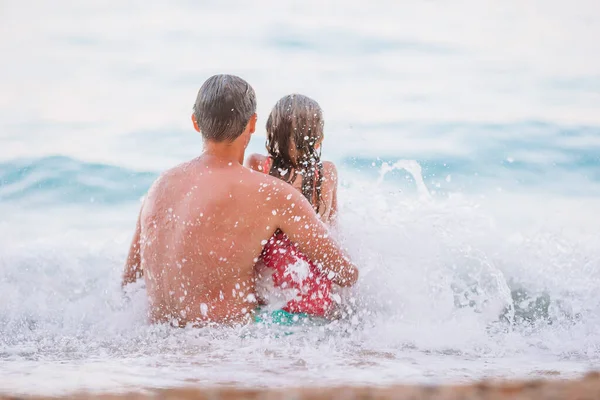 Père et sa fille profiter des vacances à la plage — Photo