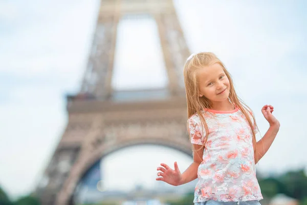 Imádnivaló kislány Párizsban háttér az Eiffel-torony a nyári vakáció alatt — Stock Fotó