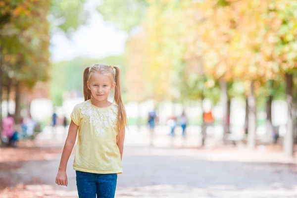 Adorable niña de moda al aire libre en los jardines de las Tullerías, París —  Fotos de Stock