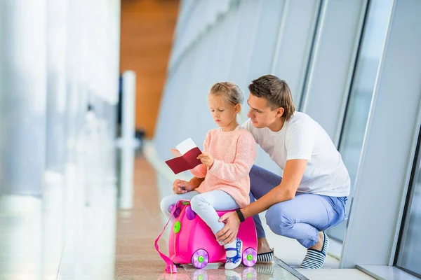 Familia feliz con dos niños en el aeropuerto se divierten esperando el embarque — Foto de Stock