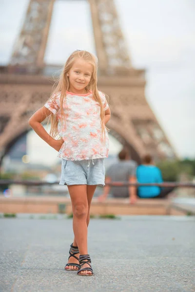 Adorable niña en París fondo de la torre Eiffel durante las vacaciones de verano —  Fotos de Stock