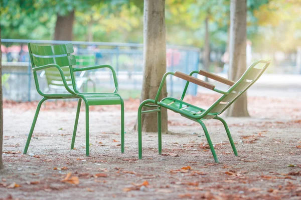 Sillas verdes tradicionales en el jardín de las Tullerías en París, Francia — Foto de Stock