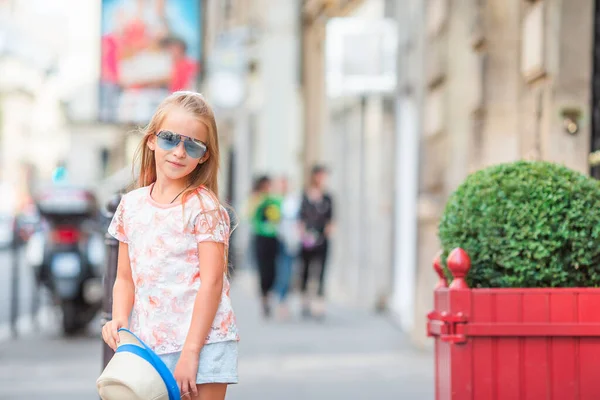 Rozkošná módní holčička venku v evropském městě — Stock fotografie