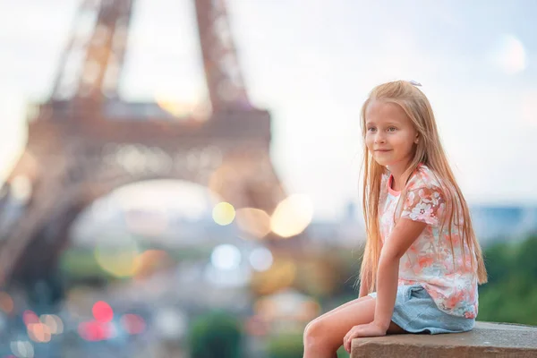 Adorable toddler girl in Paris background the Eiffel tower during summer vacation — Stock Photo, Image