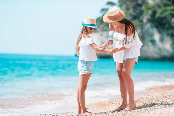 Young mother applying sun cream to daughter nose on the beach. Sun protection — Stock Photo, Image
