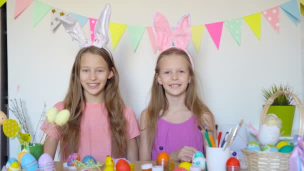 Gelukkig Pasen. Mooie kleine kinderen dragen konijnenoren op Paasdag. — Stockvideo