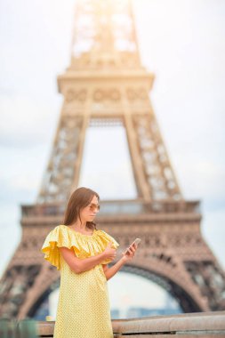 Paris 'teki güzel kadın tatil boyunca Eyfel Kulesi' nin arka planında