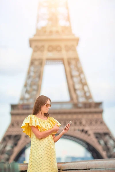 Красивая женщина в Париже фоне Эйфелевой башни во время ее отпуска — стоковое фото