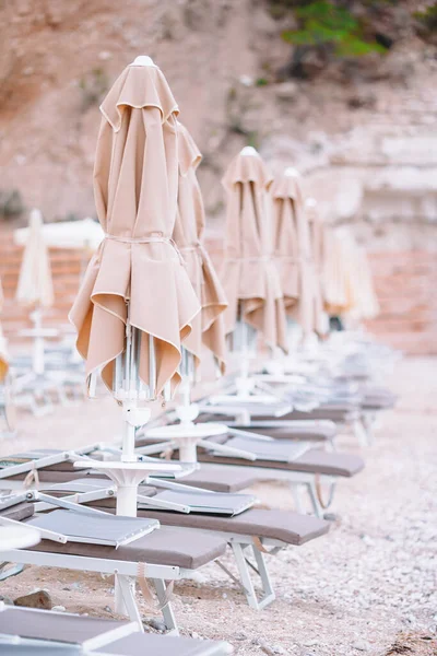 Playa sillas de madera y sombrillas para vacaciones en la playa en Grecia — Foto de Stock