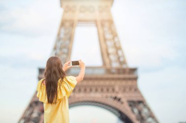 Paris 'teki güzel kadın tatil boyunca Eyfel Kulesi' nin arka planında