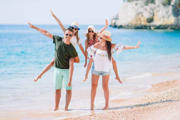 Jeune famille en vacances ont beaucoup de plaisir — Photo