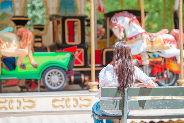 Mooie vrouw bij de carrousel in Parijs — Stockfoto