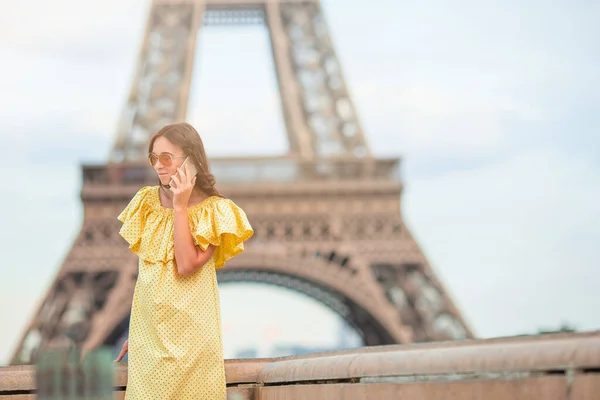 Vacker kvinna i Paris bakgrund Eiffeltornet under sin semester — Stockfoto