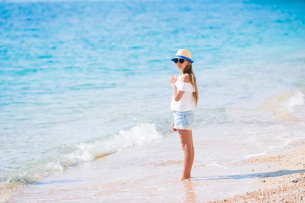 Adorable little girl have fun at tropical beach during vacation — Stock Photo, Image