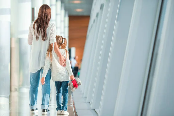 Boldog anya és a kislány beszállókártyával a reptéren — Stock Fotó