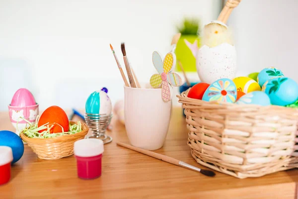 Mutlu Paskalyalar. Yumurta, boya, yumurta boyamak için fırça. — Stok fotoğraf