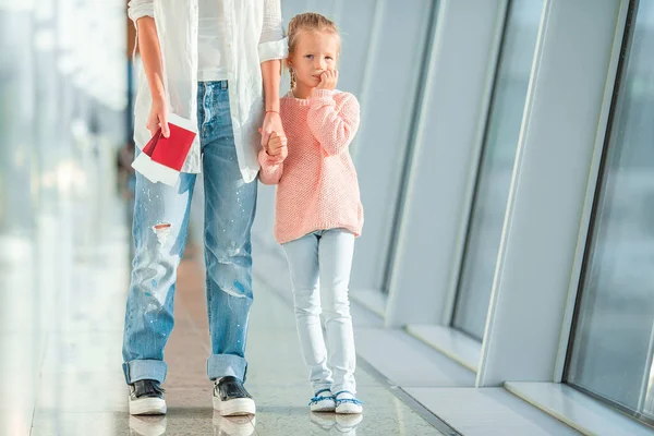 Feliz mamá y niña con tarjeta de embarque en el aeropuerto — Foto de Stock