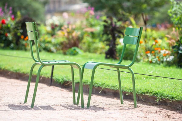 Cadeiras verdes tradicionais no jardim das Tulherias em Paris, França — Fotografia de Stock
