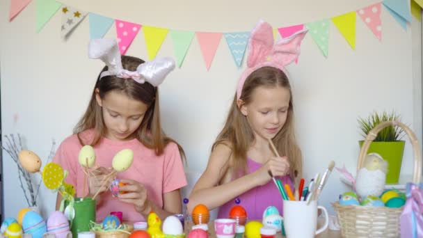 Joyeuse Pâques. Beaux petits enfants portant des oreilles de lapin le jour de Pâques. — Video