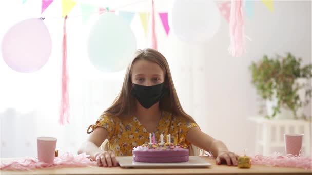 Blank meisje teleurstellend op haar verjaardag. Feestelijke kleurrijke achtergrond met ballonnen. Verjaardagsfeest en wensenconcept. — Stockvideo