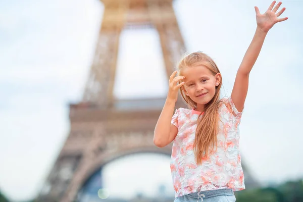 Schattig peuter meisje in Parijs achtergrond de Eiffeltoren tijdens de zomervakantie — Stockfoto