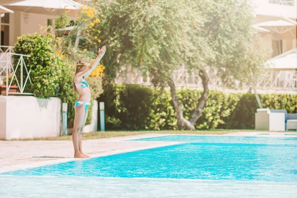 Piccola adorabile ragazza in piscina all'aperto — Foto Stock