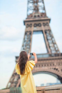 Paris 'teki güzel kadın tatil boyunca Eyfel Kulesi' nin arka planında