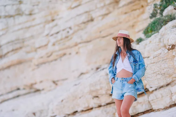 Frau liegt am Strand und genießt den Sommerurlaub mit Blick aufs Meer — Stockfoto