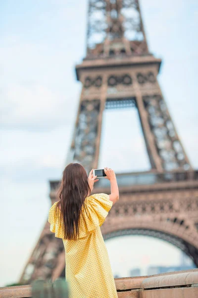 Gyönyörű nő Párizsban háttér az Eiffel-torony nyaralása alatt — Stock Fotó