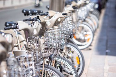 Hollanda, Amsterdam 'daki köprüde renkli bisikletler