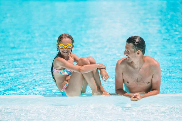Familia de mamá e hija pequeña disfrutando de vacaciones de verano en la piscina de lujo —  Fotos de Stock