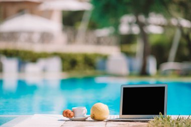 Lezzetli kahvaltı limonu, kahve, havuz kenarında kruvasan.