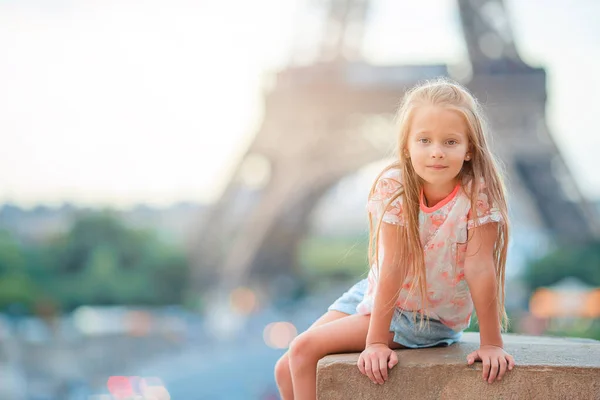Schattig peuter meisje in Parijs achtergrond de Eiffeltoren tijdens de zomervakantie — Stockfoto