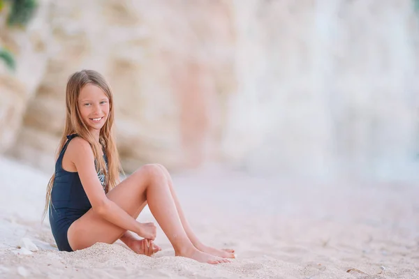 Adorable little girl have fun at tropical beach during vacation — Stock Photo, Image