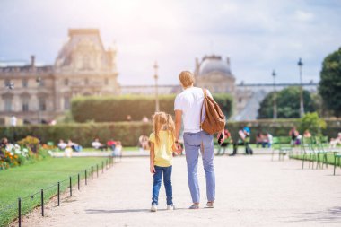Avrupa 'da, Paris' te, Fransa 'da bir aile. Fransız yaz tatilleri, seyahat ve insan konsepti.