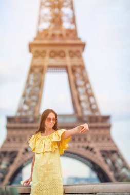 Paris 'teki güzel kadın tatil boyunca Eyfel Kulesi' nin arka planında