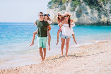 Genç aile tatilde çok eğleniyor.